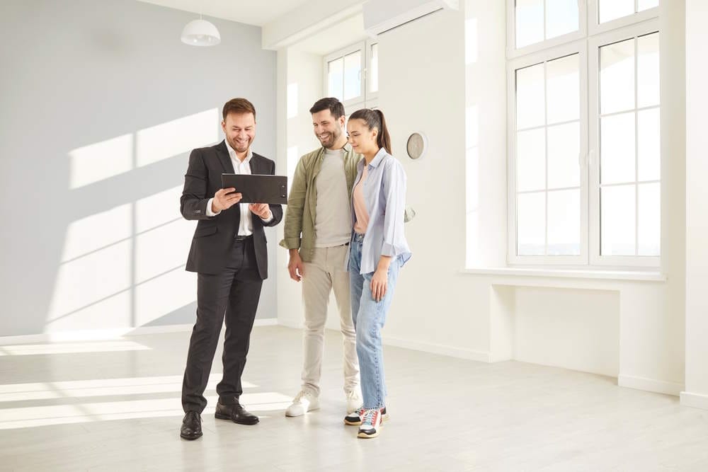 &Mu;&epsilon;&sigma;ί&tau;&eta;&sigmaf; &mu;&epsilon; &pi;&epsilon;&lambda;ά&tau;&epsilon;&sigmaf;