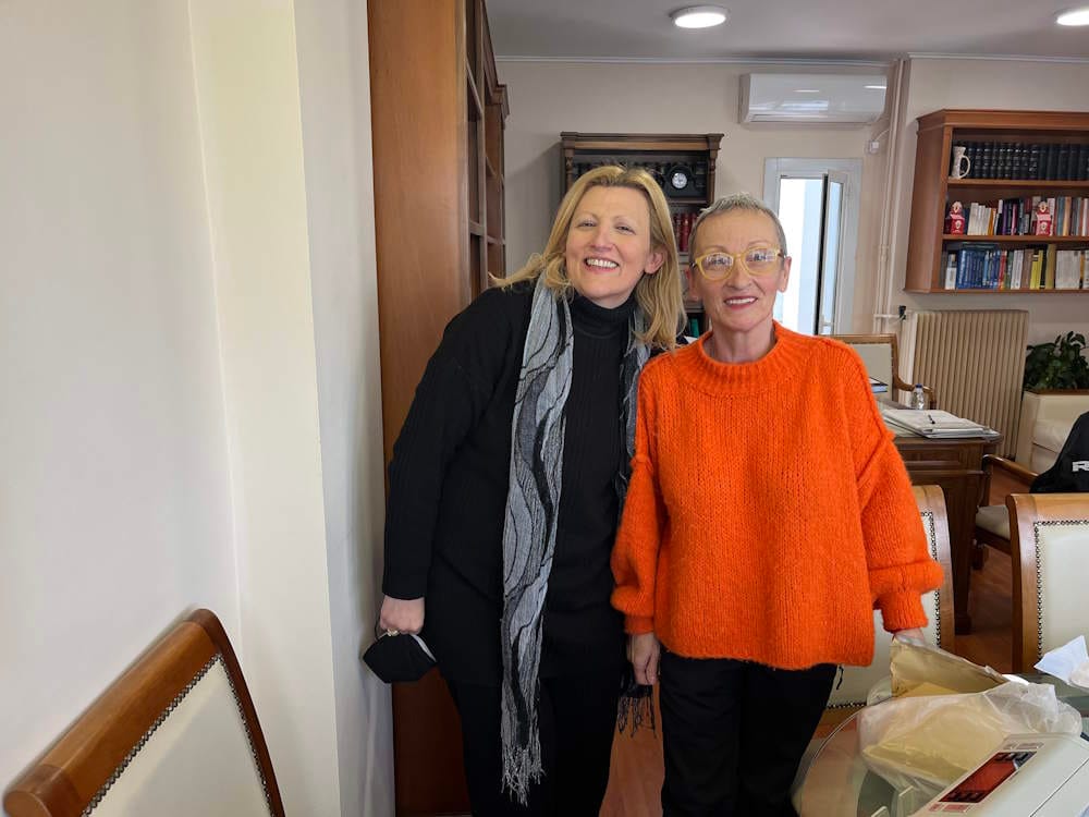 Η μεσίτρια της Your Home Sold με την πωλήτρια