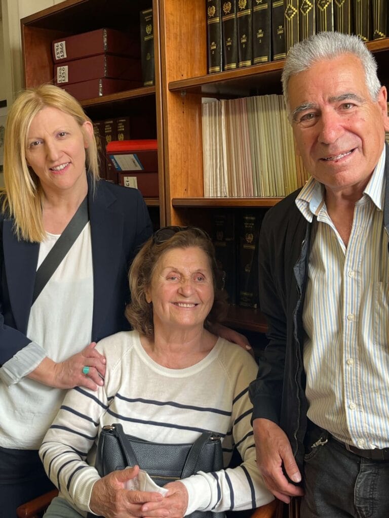 H Μεσίτρια Φωτεινή Παπαχατζή με την αγοράστρια και τον πωλητή διαμερίσματος στο Γαλάτσι