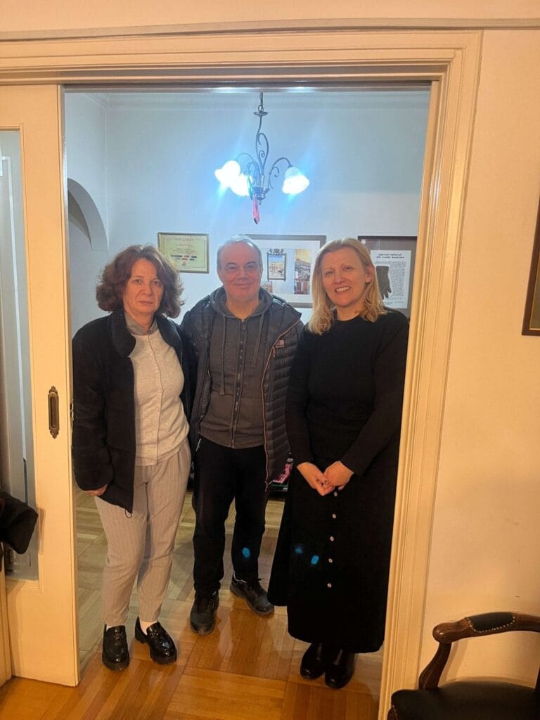 Μεσίτρια με αγοραστές στα συμβόλαια