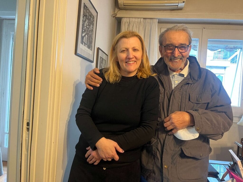 Μεσίτρια με τον πωλητή ακινήτου