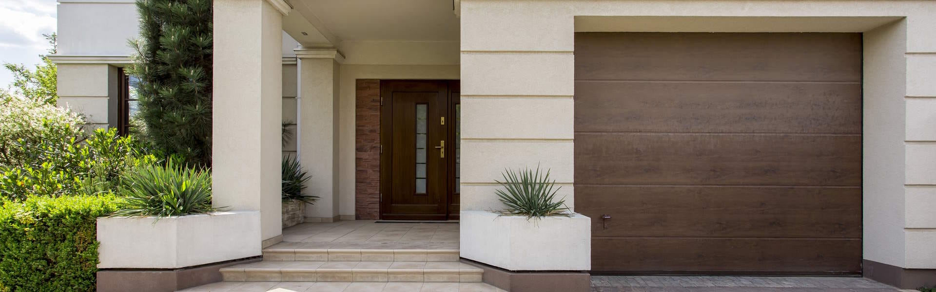 Εξωτερική άποψη μονοκατοικιών στα προάστια της Αθήνας