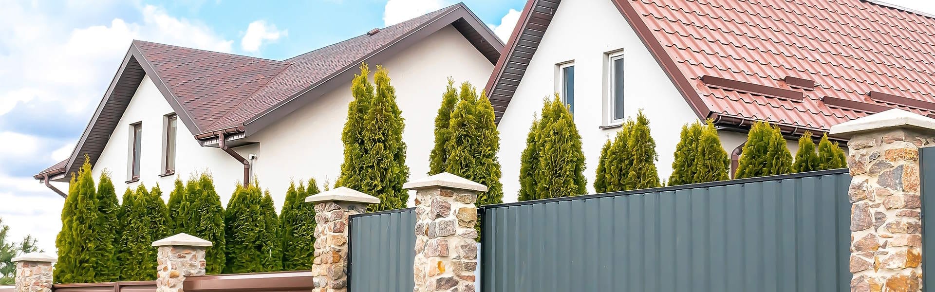 Εξωτερική άποψη μονοκατοικιών στα προάστια της Αθήνας